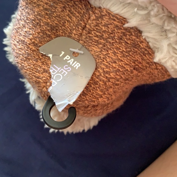 I pair of slipper/socks - Picture 3 of 4